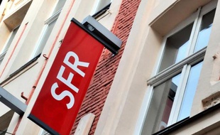 Le logo SFR à Lille, le 24 février 2014