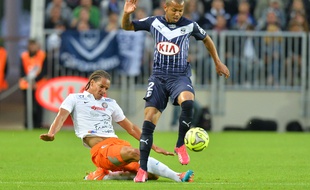 Le défenseur des Girondins, Mariano, taclé par le joueur de Montpellier, Daniel Congré, le 23 mai 2015 dans le Nouveau stade de Bordeaux.