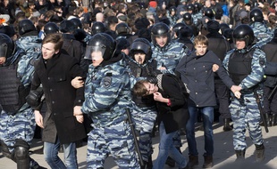 La police a arrêté de jeunes manifestants à Moscou, dimanche 26 mars 2017.