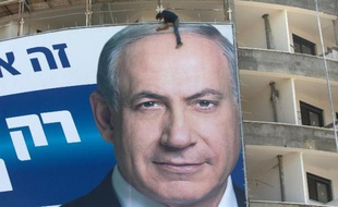 Une affiche géante de Benjamin Netanyahu est accrochée le 8 mars 2015 à Tel Aviv dans la perspective des élections du 17 mars