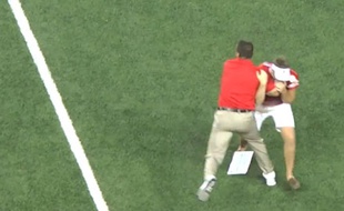 Anthony Schlegel, coach adjoint d'Ohio State, arrête lui-même un streaker, le 28 septembre 2014.