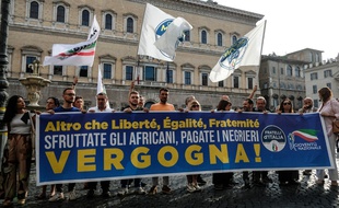 Un parti d'extrême droite italien a manifesté devant l'ambassade de France à Rome.