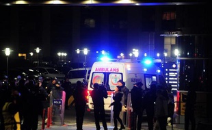 Une ambulance arrive sur le site du tribunal d'Istanbul lors de la prise d'otage d'un procureur, le 31 mars 2015