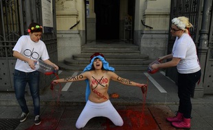 Des militantes Femen pour le droit à l'avortement, devant l'église San Manuel y San Benito le 23 décembre 2013 à Madrid, en Espagne.