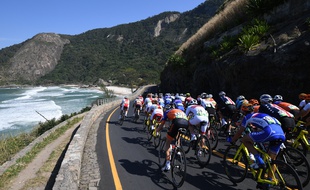 Le peloton, au début de l'épreuve de cyclisme sur piste...