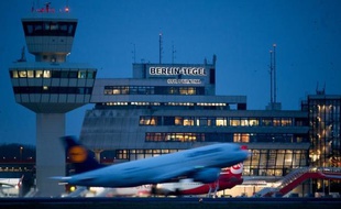 La première compagnie aérienne allemande Lufthansa a annoncé vendredi la réduction de son trafic depuis Berlin, en partie à cause des retards successifs de l'ouverture du nouvel aéroport de la capitale allemande.