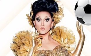 BenDeLaCreme, candidate de «RuPaul's Drage Race - All Stars 3» et un ballon de foot.