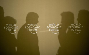 Des participants au forum de Davos discutent le 26 janvier 2011.