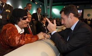 La France accueille lundi Mouammar Khadafi pour une visite de cinq jours dont le président Nicolas Sarkozy espère une moisson de contrats, mais qui déchaîne les critiques de ceux accusant Paris de sacrifier les principes pour légitimer et armer le "guide" libyen.