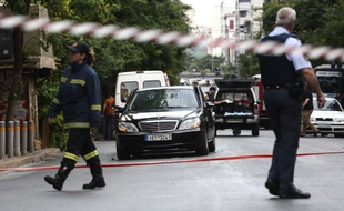 L'ex-Premier grec Lucas Papademos a été blessé jeudi dans l'explosion d'un engin dans sa voiture à Athènes.