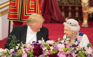 Donald Trump en pleine conversation avec la reine Elisabeth II, à Buckingham Palace le 3 juin 2019.