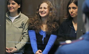 Les Pussy Riot, le 16 janvier 2013, lors d'une audience au tribunal de Moscou.