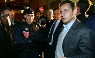 Photographie datée du 25 octobre 2005, de Nicolas Sarkozy, alors ministre de l'Intérieur, lors d'une visite mouvementée dans le "Quartier de la Dalle" d'Argenteuil (Val d'Oise)