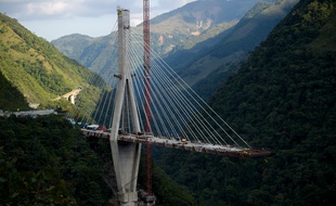 Le pont s'est effondré à Guyabetal, en Colombie, le 15 janvier 2018.