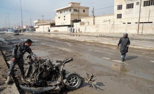 Vingt-deux personnes ont été tuées et 50 blessées lundi quand un kamikaze a activé sa ceinture explosive lors d'un rassemblement chiite à Baqouba, au nord de Bagdad, ont indiqué des sources médicales et policière.