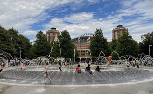 Des enfants se rafraîchissent dans une fontaine à Chicago, le 29 juin 2021.