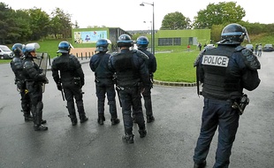 Illustration de l'intervention des forces de l'ordre sur le terrain des gens du voyage de Gros-Malhon, à Rennes.