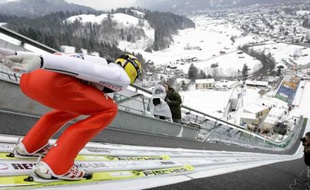 Le Suisse Andreas Kuettel pendant le tournoi des Quatre tremplins à Garmisch-Partenkirchen (Allemagne), le 31 décember 2007.