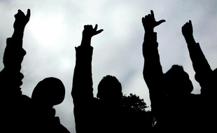 Des hommes lèvent l'index vers le ciel à l'enterrement symbolique d'Arafat en Turquie, en novembre 2004.