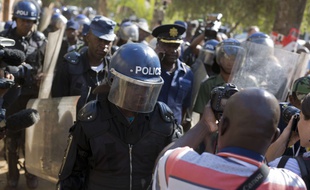 La police antiémeutes entre dans un hôtel à Harare, au Zimbabwe, en août 2018. Le pays est classé 127e par Reporters sans frontières pour la liberté de la presse.
