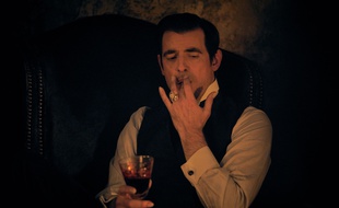 Dans le « Dracula » de teven Moffat et Mark Gatiss, le célèbre vampire est incarné par l'acteur danois Claes Bang.