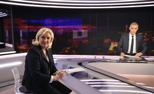 La cheffe du Front national, Marine Le Pen, sur le plateau de TF1 avec le journaliste Gilles Bouleau, le 8 février 2016 à Paris