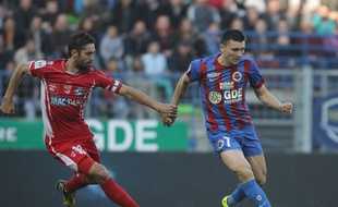 Benoit Poulain (à gauche), défenseur de Nîmes lors d'un match à Caen, le 13 mai 2014.