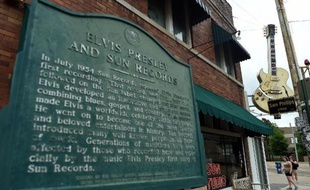 Une plaque à la mémoire d'Elvis Presley devant le studio Sun Records de Memphis, dans le Tennessee, un endroit mythique du blues dans le sud profond des Etats Unis