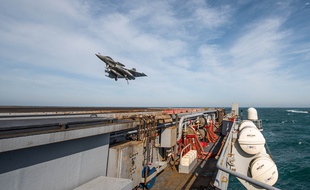 Lors de l'opération Foch, appontage d'un Rafale sur le porte-avions Charles de
Gaulle, avec la frégate portugaise Corte Real au poste d'admiration.