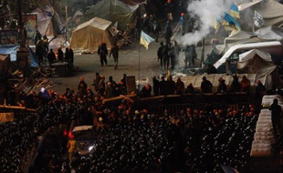La police bloquait des manifestants pro-UE occupant la place de l'Indépendance à Kiev, dans la nuit du 10 au 11 décembre 2013.