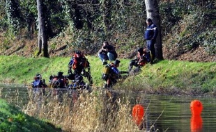 Le lendemain, le parquet de Morlaix avait ouvert une enquête pour "disparition inquiétante", tandis que la gendarmerie explorait les environs de Carhaix et notamment les cours d'eaux et les étangs.