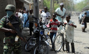 L'armée nigériane a verrouillé dimanche la ville de Maiduguri, imposant un couvre-feu total et traquant les insurgés islamistes de Boko Haram, et les habitants voient les prix des aliments grimper à cause du blocus imposé par les autorités.