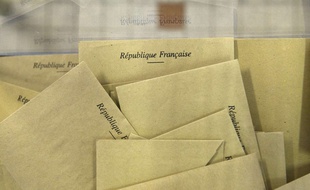 Illustration: Des bulletins de vote dans une urne, le 29 mars 2015.