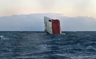 Photographie fournie par l'Institution royale nationale des bateaux de sauvetage (RNLI) montrant le cargo Cemfjord, immatriculé à Chypre, qui a fait naufrage au large de Wick le 3 janvier 2015