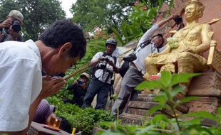 Un prince cambodgien a indiqué samedi avoir été forcé par la police militaire à mettre un terme à sa grève de la faim commencée vendredi pour réclamer la "justice" pour les électeurs après la victoire contestée du Premier ministre aux élections.