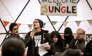 Jude Law (au micro) dans un théâtre informel de la "jungle" de Calais, le 21 février 2016