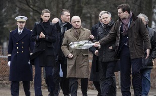 Le ministre français de l'Intérieur Bernard Cazeneuve (c) s'est rendu à Copenhague le 15 février 2015 au lendemain des attaques qui ont fait deux morts