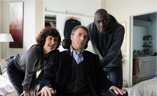 "Intouchables" termine haut la main en tête du box-office de l'année 2011 et prend, avec 15,7 millions d'entrées en huit semaines, la sixième place des plus grands succès en salles depuis 1945, selon le classement établi mercredi soir par CBO.