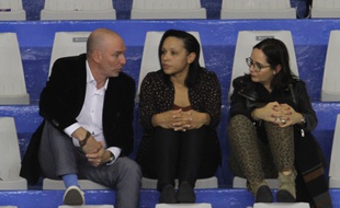 Le président du BLMA Franck Manna, aux côtés d'Edwige Lawson-Wade (au centre), samedi, au surlendemain de l'éviction de Rachid Méziane