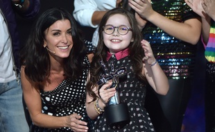 Emma, vendredi soir lors de sa victoire à «The Voice Kids» avec sa coach Jenifer.