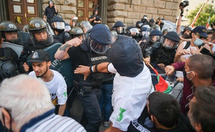 Opposition violente entre manifestants et forces de l’ordre, à Sofia le 2 septembre 2020.