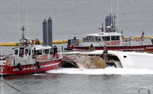 Les pompiers s'affairent autour de l'« Andiamo », le yacht du chanteur Marc Anthony qui a pris feu dans la nuit du 18 au 19 décembre 2019 à Miami.
