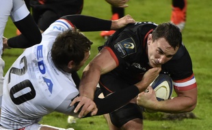 Le numéro 8 du Stade Toulousain Louis Picamoles (avec le ballon) est plaqué par le troisième ligne d'Oyonnax Pedrie Wannenburg, lors du match de Champions Cup à Toulouse, le 21 novembre 2015.