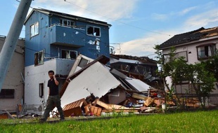 Violent séisme, tornade et pluies diluviennes qui ont fait selon les médias au moins trois blessés: la nature a encore éprouvé le Japon mercredi.