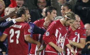 Les Bordelais se congratulent après le but de Marc Planus contre le Bayern Munich, le 21 octobre 2009 à Bordeaux.