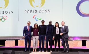 Tony Estanguet, président du Cojo 2024 (3e g.) et Roxana Maracineanu, ministre des Sports (2e g.) lors de la première Global Sports Week à Paris, le 6 février 2020.