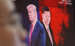Donald Trump et Xi Jinping apparaissent sur un écran à Séoul, en août 2019.