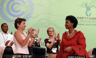 Les représentants de quelque 190 pays ont adopté dimanche une feuille de route vers un accord pour tous les pays de la planète en 2015 sur la réduction des émissions de gaz à effet de serre, lors de la conférence climat de Durban (Afrique du Sud).
