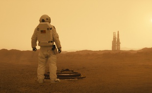 Dans « Ad Astra », l'humanité cherche son salut dans les étoiles.
