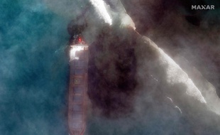 Image satellite du vraquier contenant du diesel et du fioul échoué sur la côte sud-est de l'Ile Maurice depuis le 26 juillet